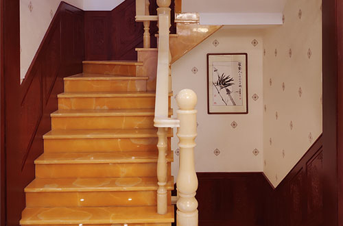 千家镇中式别墅室内汉白玉石楼梯的定制安装装饰效果